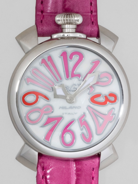 ガガ･ミラノスーパーコピー GAGAMILANO マニュアル　40mm　クォーツ z5020.6 チェリー皮 ホワイトシェル/ピンクカラーアラビア