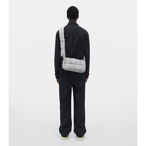 パデットカセット 偽物 BOTTEGA VENETA ザパデッド テック カセット ショルダーバッグ 628951VBO81