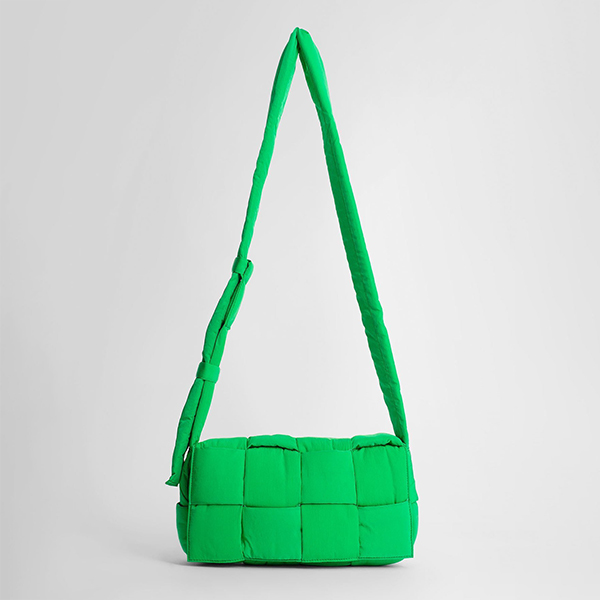 パデットカセット 偽物 BOTTEGA VENETA ザパデッド テック カセット ショルダーバッグ 628951VBO81