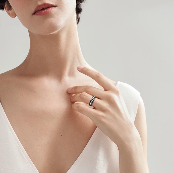 ティファニー 指輪 偽物 Tiffany&Co. ティファニーTワイドリング チタン