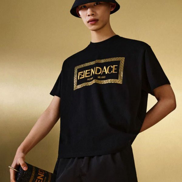 【フェンディACE 偽物】待望のコラボ発売！フェンディ×ヴェルサーチ Tシャツ コピー FY1144AKDVF0QA1
