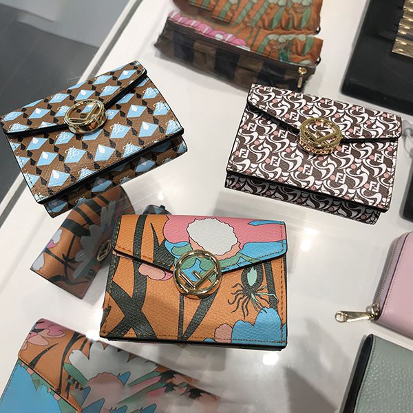 フェンディ 財布 偽物☆マルチカラーレザー三つ折り財布☆8M0395ABMXF1B1P