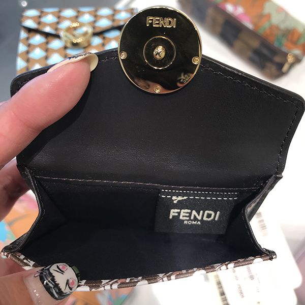 フェンディ 財布 偽物☆マルチカラーレザー三つ折り財布☆8M0395ABMXF1B1P