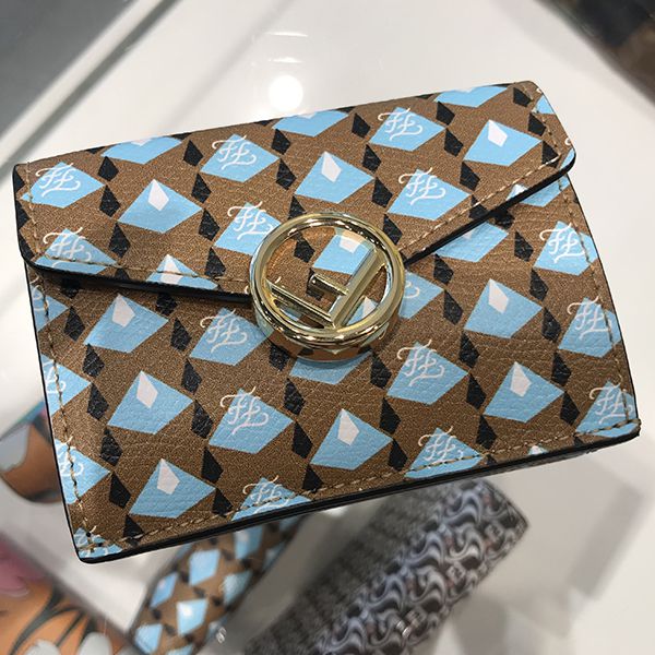 フェンディ 財布 偽物☆マルチカラーレザー三つ折り財布☆8M0395ABMXF1B1P