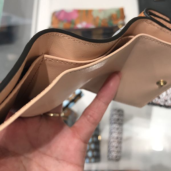 フェンディ 財布 偽物☆マルチカラーレザー三つ折り財布☆8M0395ABMXF1B1P