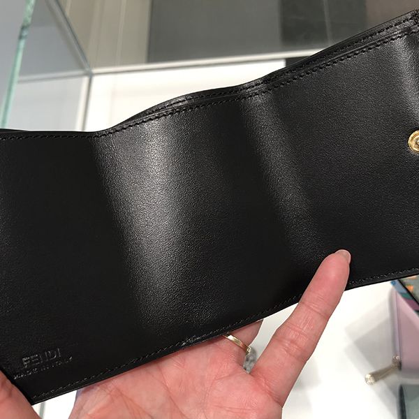 フェンディ 財布 偽物☆マルチカラーレザー三つ折り財布☆8M0395ABMXF1B1P