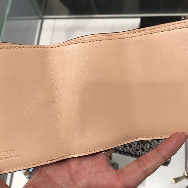 フェンディ 財布 偽物☆マルチカラーレザー三つ折り財布☆8M0395ABMXF1B1P