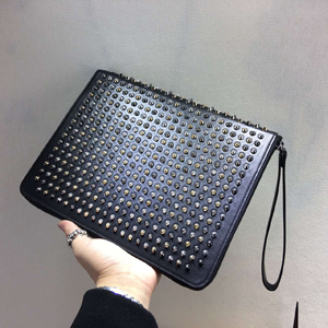 TOPセラー賞受賞┃クリスチャンルブタンスーパーコピー┃Spiked leather iPad case
