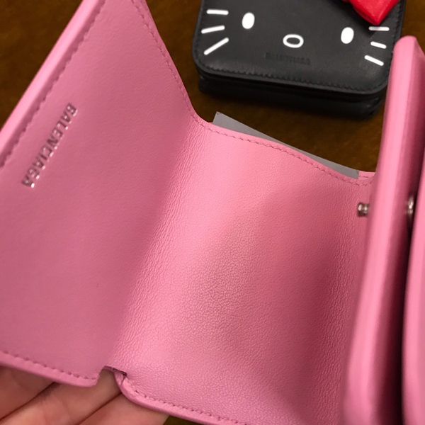 バレンシアガ 財布 コピー バレンシアガ キティ 財布×HELLO KITTY 2023春夏限定コレクション ハローキティモチーフ ミニウォレット【限定品】6190171CBQ35616