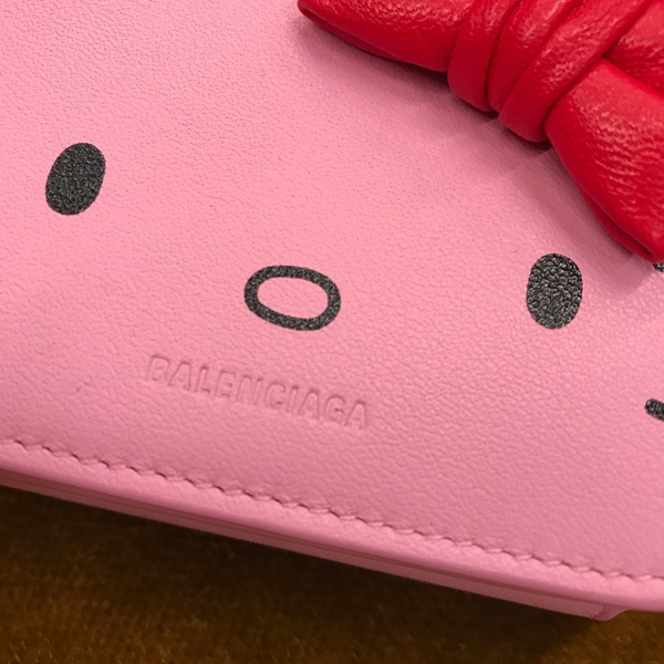 バレンシアガ 財布 コピー バレンシアガ キティ 財布×HELLO KITTY 2023春夏限定コレクション ハローキティモチーフ ミニウォレット【限定品】6190171CBQ35616