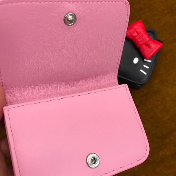 バレンシアガ 財布 コピー バレンシアガ キティ 財布×HELLO KITTY 2023春夏限定コレクション ハローキティモチーフ ミニウォレット【限定品】6190171CBQ35616