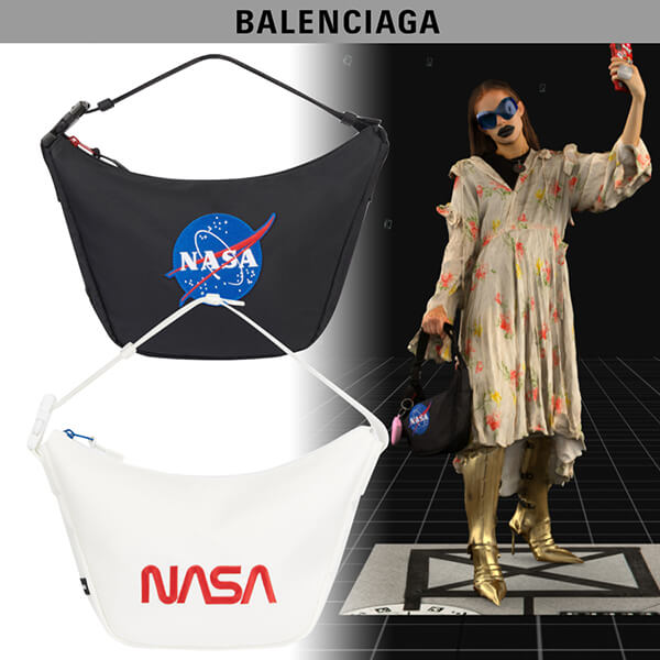 バレンシアガ バッグ 偽物 NASA ロゴ SPACE スリングバッグ