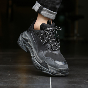 バレンシアガ トリプルs 偽物 2023新作 バレンシアガスーパーコピー 入手困難 ☆ 激レア Triple S Trainer ブラック