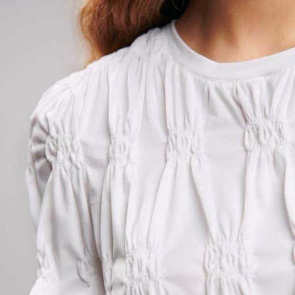 シャネル Tシャツ 偽物◇21 Metiers d\'art◇Ｔシャツ 2色 P71037 K10173 AW005  