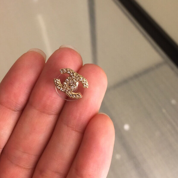 なん ちゃって シャネル ピアス キャッチ 偽物 ラインストーンCCピアス ゴールド金具《希少小さめでキュート》