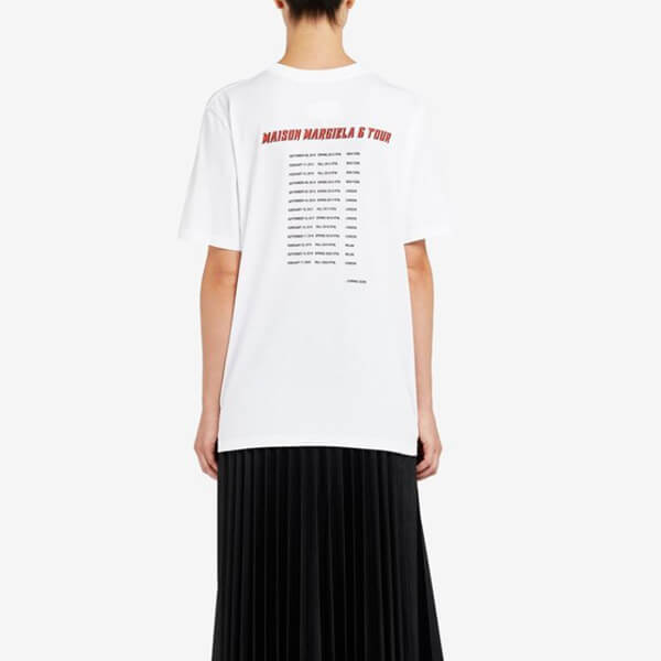 【メゾンマルジェラ Tシャツ パロディ】レトロなマルジェラ6ツアープリント S52GC0211S23955100