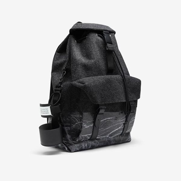 メゾンマルジェラ リュック 偽物 フェルト ウェット ルック バックパック S55WA0135P4320T8085