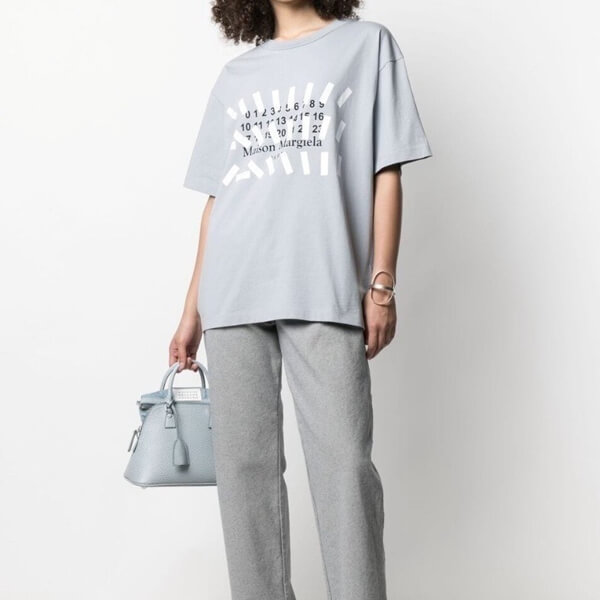 ☆メゾンマルジェラ Tシャツ 偽物☆マルジェラ トミーキャッシュ 偽物 テーププリントロゴTシャツ
