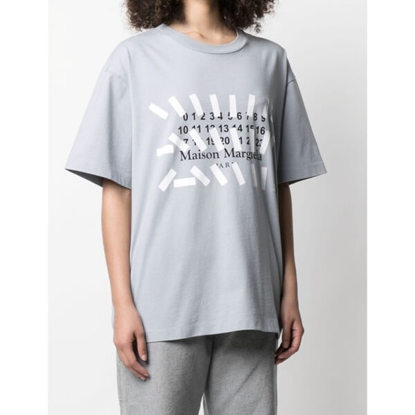 ☆メゾンマルジェラ Tシャツ 偽物☆マルジェラ トミーキャッシュ 偽物 テーププリントロゴTシャツ