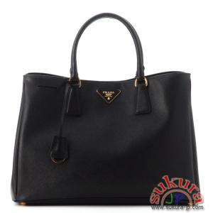 プラダコピー SAFFIANO LUXロゴプレート付きハンドバッグ BN1844