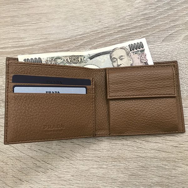 プラダ 財布 コピー☆カーフグレインレザー折りたたみ財布☆2MO003