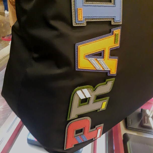 レア☆プラダスーパーコピー カラフルPRADAロゴパッチに釘付け！
