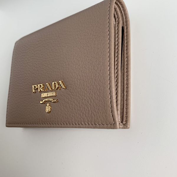 《プラダ 財布 偽物》選べるお色VITELLO GRAIN コンパクト財布1MV204