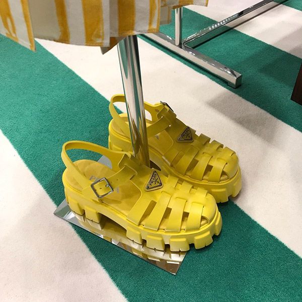 プラダ ラバーサンダル 偽物 プラダ 厚底 モノリスフォームラバーサンダル ４色 入手困難！