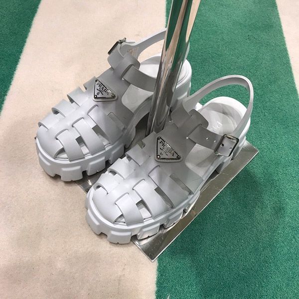 プラダ ラバーサンダル 偽物 プラダ 厚底 モノリスフォームラバーサンダル ４色 入手困難！