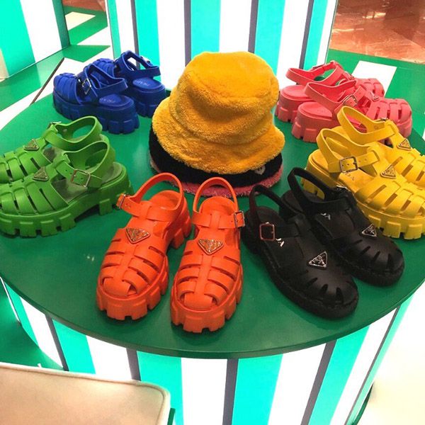 プラダ ラバーサンダル 偽物 プラダ 厚底 モノリスフォームラバーサンダル ４色 入手困難！