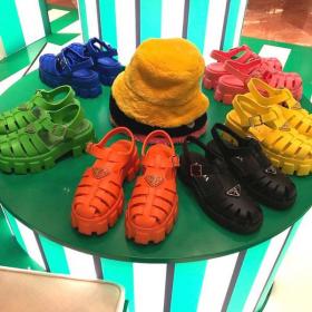 プラダ ラバーサンダル 偽物 プラダ 厚底 モノリスフォームラバーサンダル ４色 入手困難！