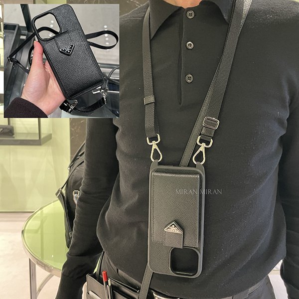 【プラダ コピー】ストラップ＆カード収納付きiPhone14/13proMaxケース