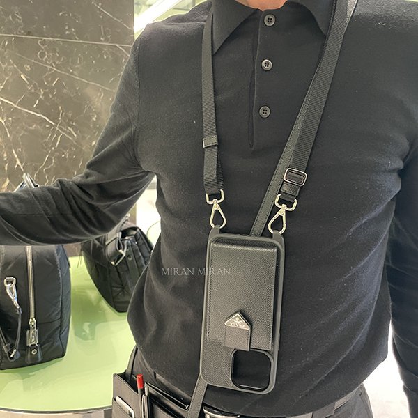 【プラダ コピー】ストラップ＆カード収納付きiPhone14/13proMaxケース