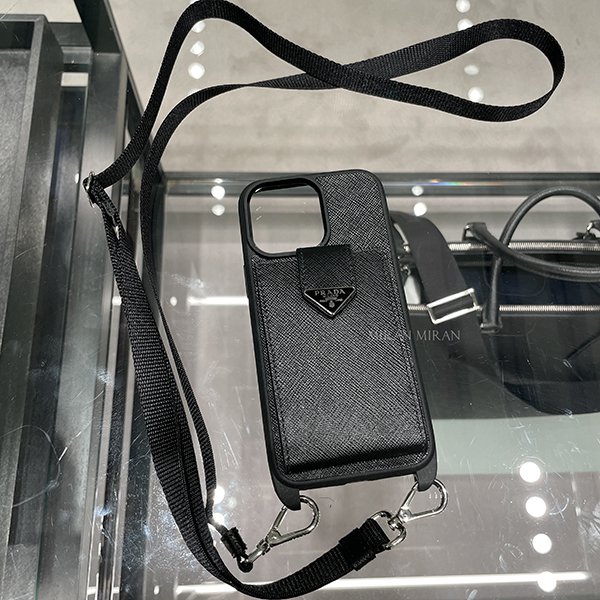 【プラダ コピー】ストラップ＆カード収納付きiPhone14/13proMaxケース