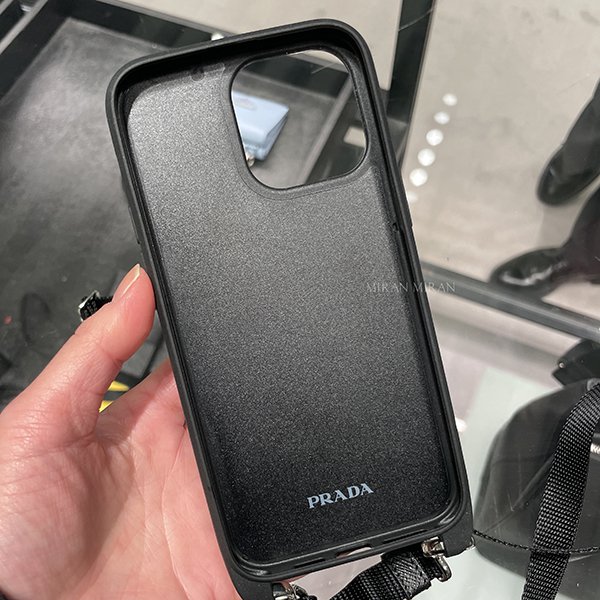 【プラダ コピー】ストラップ＆カード収納付きiPhone14/13proMaxケース