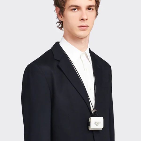 【プラダ】ブラッシュドレザーのAirPods Proケース 偽物 ギフトに最適