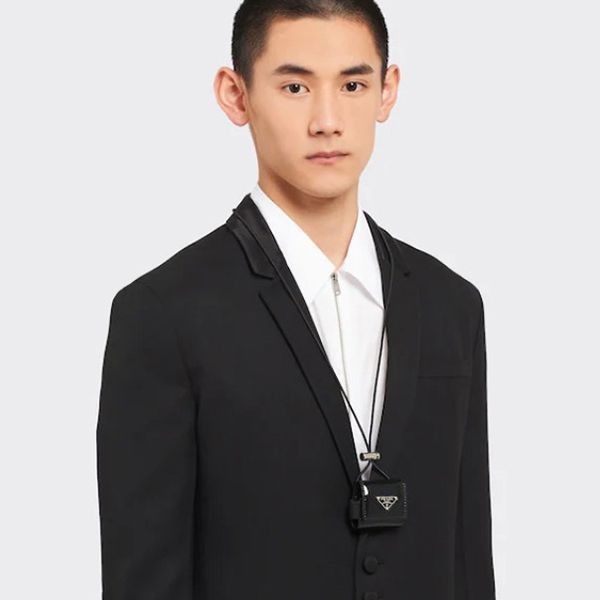 【プラダ】ブラッシュドレザーのAirPods Proケース 偽物 ギフトに最適