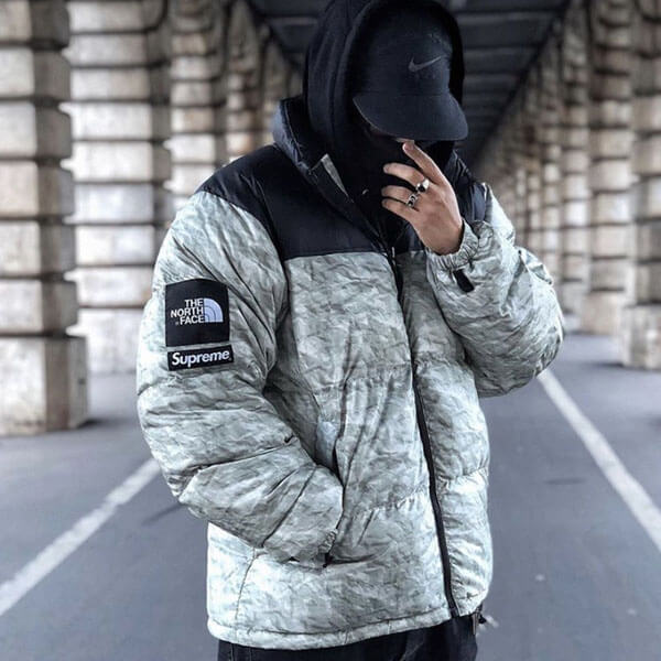ペーパーヌプシ 偽物 シュプリーム ノースフェイス 偽物 The North Face Paper Print Nuptse Jacket 紙ヌプシ 欲しい超限定