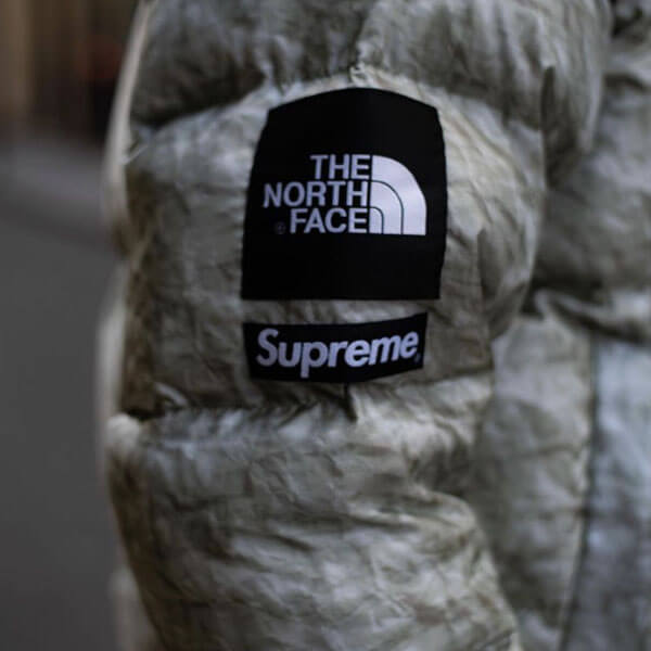 ペーパーヌプシ 偽物 シュプリーム ノースフェイス 偽物 The North Face Paper Print Nuptse Jacket 紙ヌプシ 欲しい超限定
