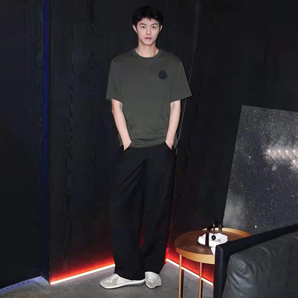 21SS【モンクレール】バックレタリングロゴ&ロゴワッペンTシャツ偽物