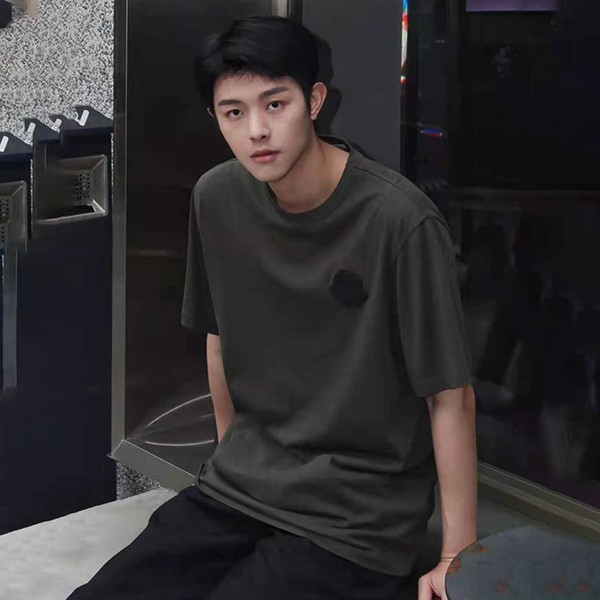21SS【モンクレール】バックレタリングロゴ&ロゴワッペンTシャツ偽物