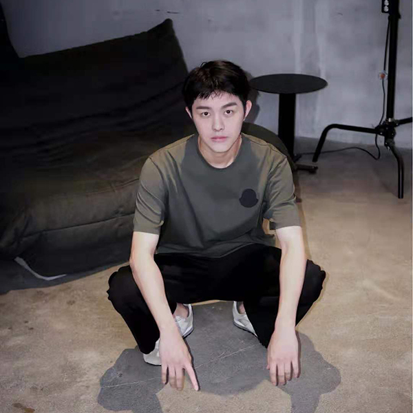 21SS【モンクレール】バックレタリングロゴ&ロゴワッペンTシャツ偽物