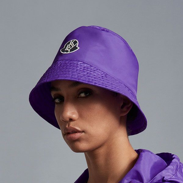 注目度NO.1モンクレール 偽物 ALICIA KEYS ロゴパッチ バケットハット 2色 I109F3B00004596T1N55