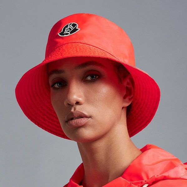 注目度NO.1モンクレール 偽物 ALICIA KEYS ロゴパッチ バケットハット 2色 I109F3B00004596T1N55