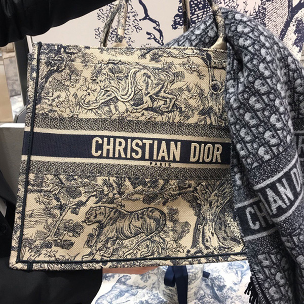 人気新作 ディオール ブックトート コピー 刺繍入りキャンバス “BOOK TOTE”バッグ M1286ZTDT_M928