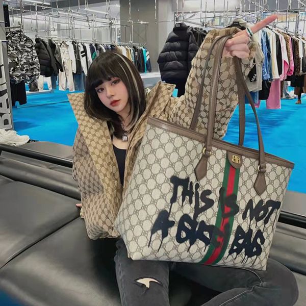 【数量限定版】バレンシアガ x グッチ 偽物 HACKER GRAFFITI LARGE トートバッグ キャンバス ジャカード 6801272104T1169