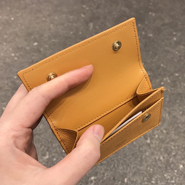 セリーヌ 財布 偽物 折りたたみコンパクト財布 グレインドカーフスキン 10E603BEL.25VP