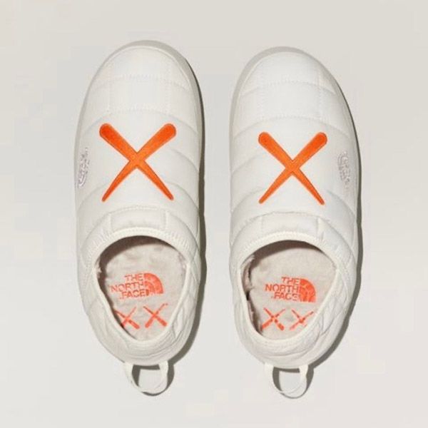 ノースフェイス カウズ 偽物 KAWS x THE NORTH FACE ThermoBall Traction ミュール キャンプシューズ＜最新で絶対欲しい>