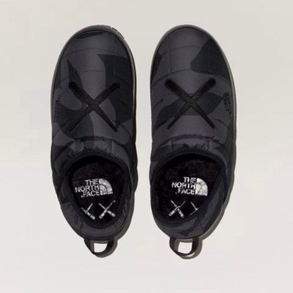 ノースフェイス カウズ 偽物 KAWS x THE NORTH FACE ThermoBall Traction ミュール キャンプシューズ＜最新で絶対欲しい>