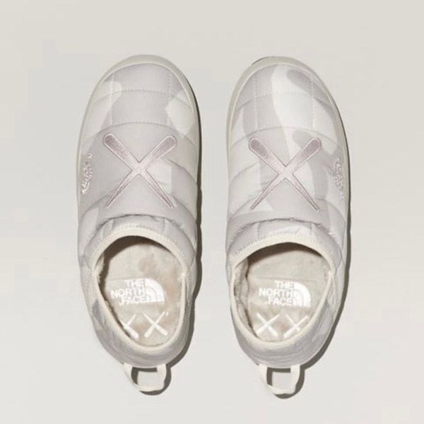 ノースフェイス カウズ 偽物 KAWS x THE NORTH FACE ThermoBall Traction ミュール キャンプシューズ＜最新で絶対欲しい>